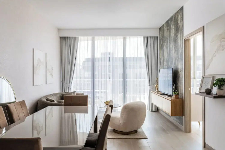 Waves - Urban Chic 1BR Apt With Maid
