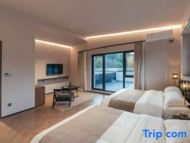 Standard Twin Family room with mountain view