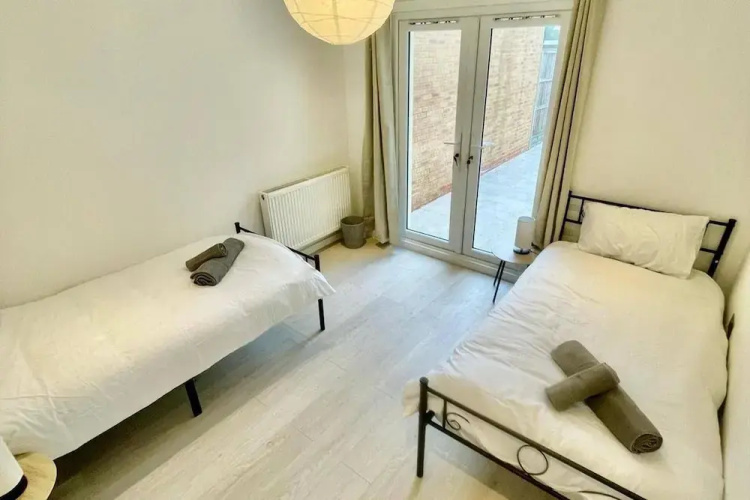 3 Bed Flat - Sleeps 6 - Parking - Wifi