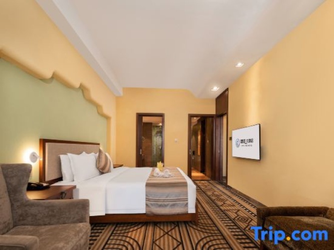 Deluxe Double Suite with lake view