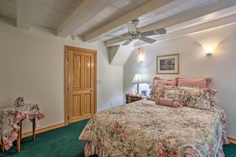 5 Bedrooms Cottage