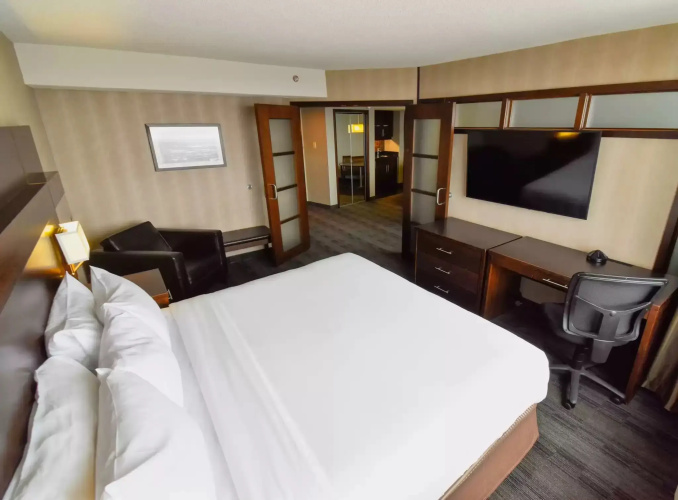 Suite with city view