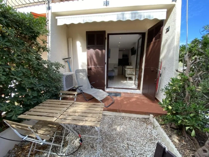 Studio with garden view
