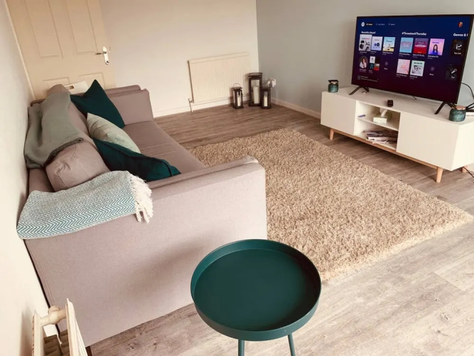 Lovely Spacious 2 Bedroom Flat by the Meadows