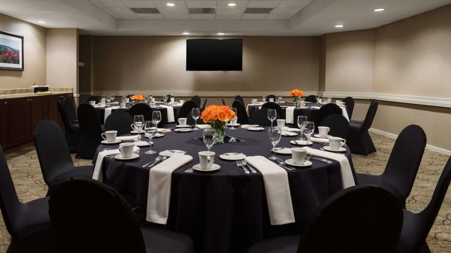 DoubleTree Suites by Hilton Hotel Cincinnati - Blue Ash photo 22