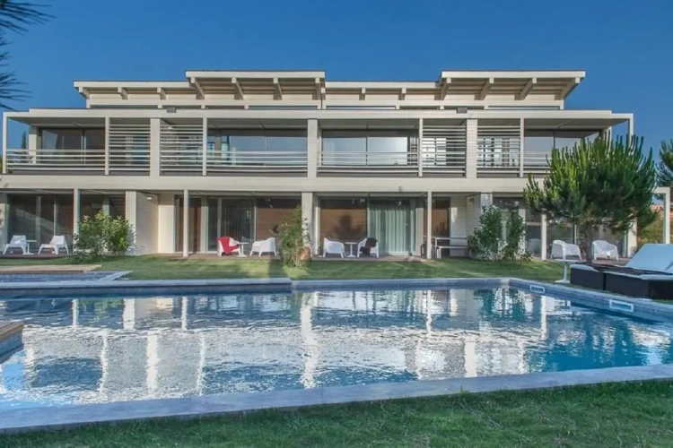 2 Bedrooms Villa