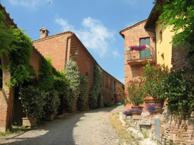 5 Bedrooms Cottage