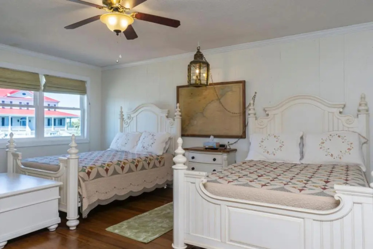 Breezy Oaks by Oak Island Accommodations