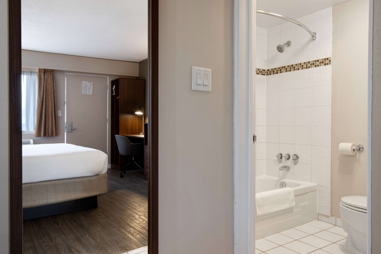 Days Inn by Wyndham Victoria Uptown photo 10