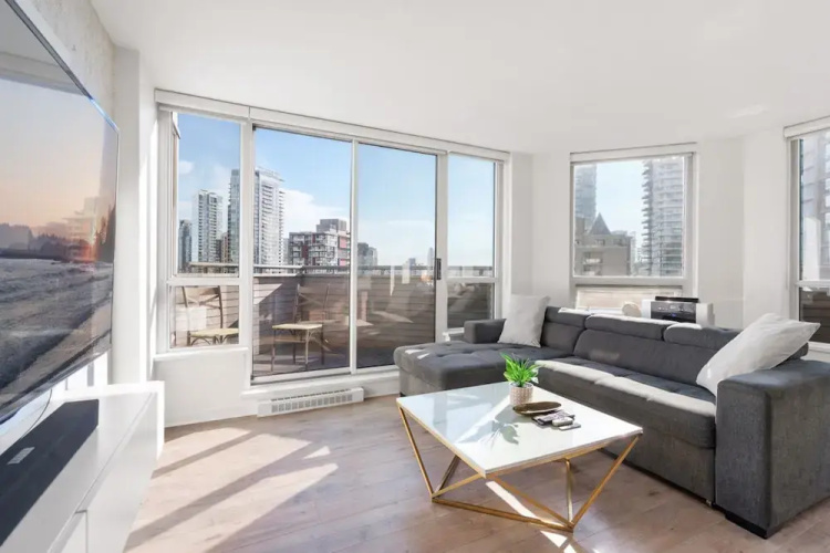Luxe 2BR Condo w Skyline Views In-suite Laundry