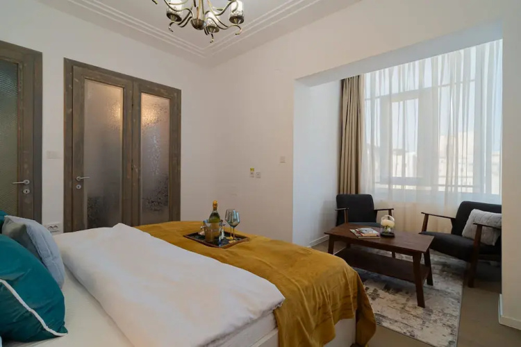 Charming 2BR Apartment - Steps to Romanian Athenaeum