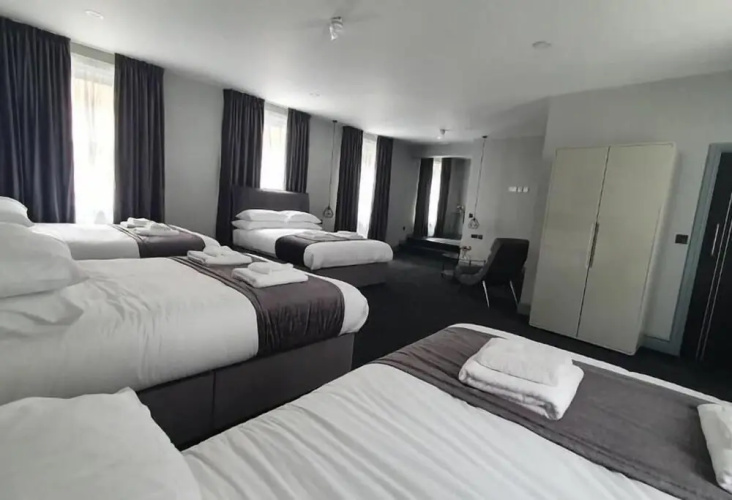 Hotel 105 by Hillcrest Hotel