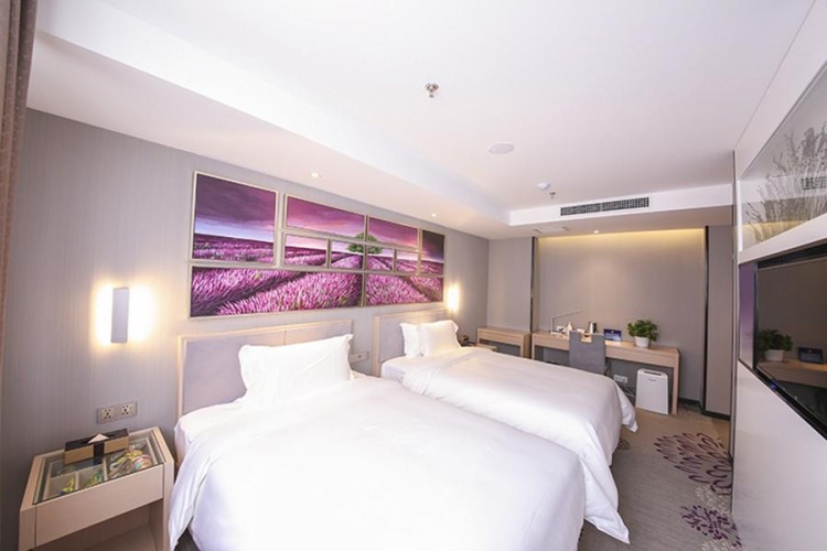 Standard Twin room with city view