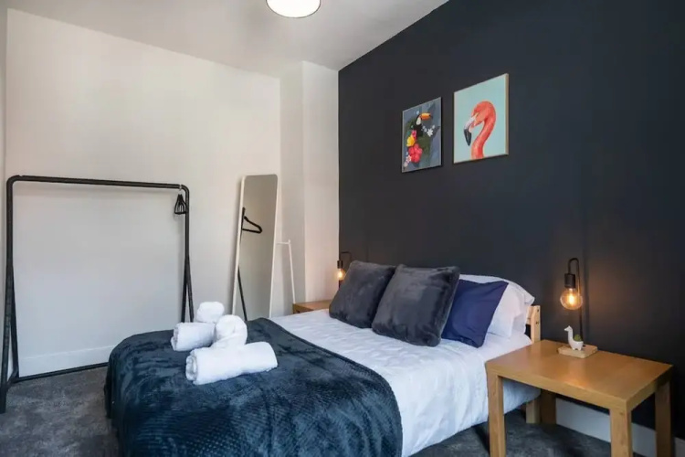 Central 2 Bedroom House-parking
