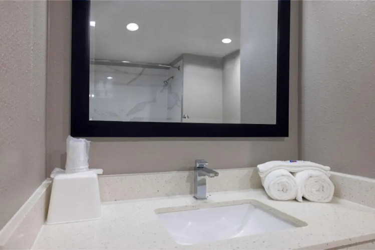 Econo Lodge Inn & Suites