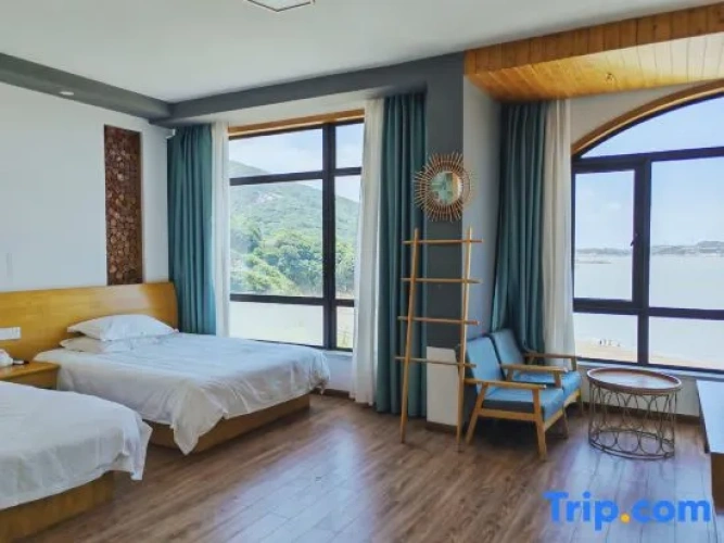Standard Twin room with lake view