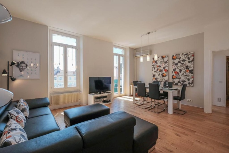 3 Bedrooms Apartment