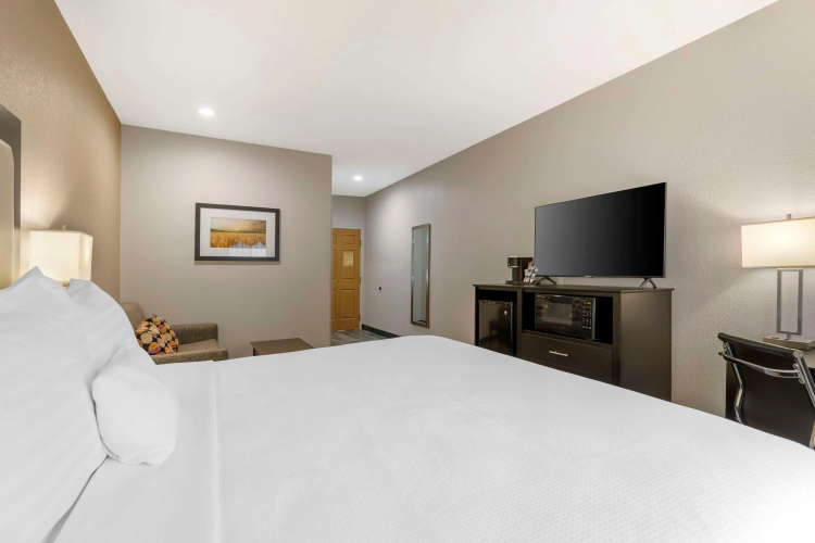 Best Western Plus Des Moines West Inn & Suites photo 7