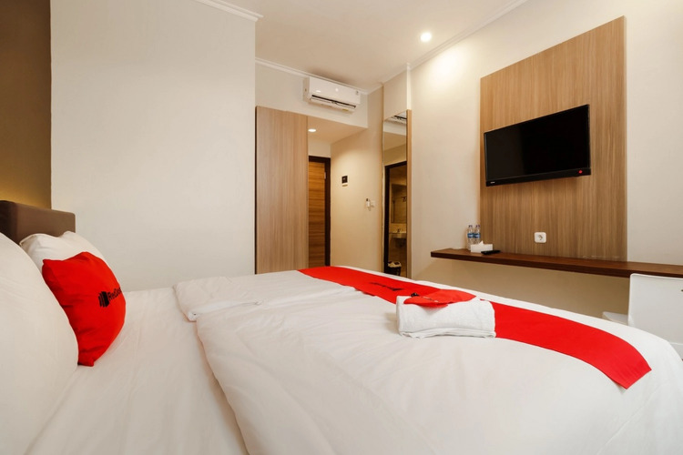 RedDoorz Plus near Lippo Mall Kemang 2Over view