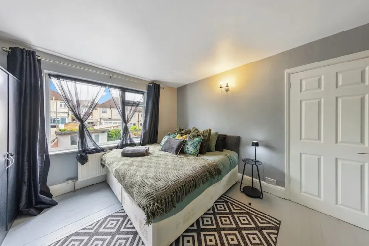 4 Bd House - Sleeps 8 With Garden & Parking
