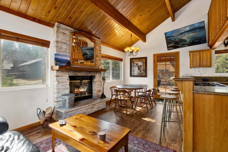 Standard room with balcony and with mountain view
