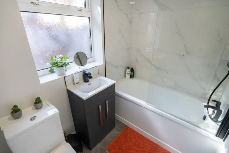 Central 2 Bedroom House-parking