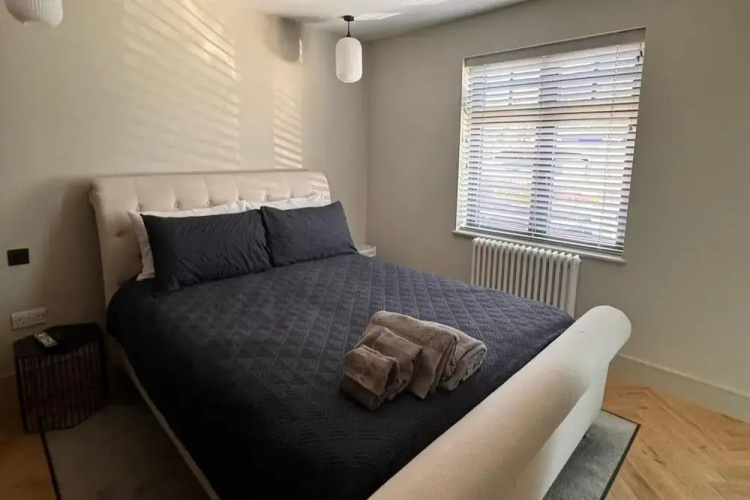 Thames Ditton Apt - Sleeps 6 - Garden & Bbq