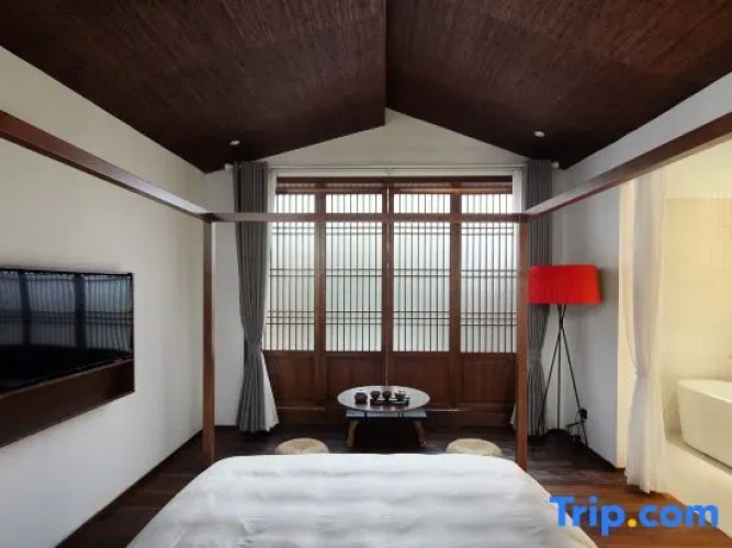 Suite with courtyard view