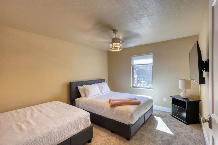 Modern Condo Near BH Attractions-garage Parking