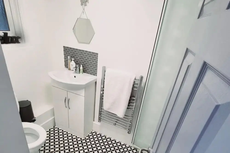 Apt - Sleeps 4/5 - Garden - Parking