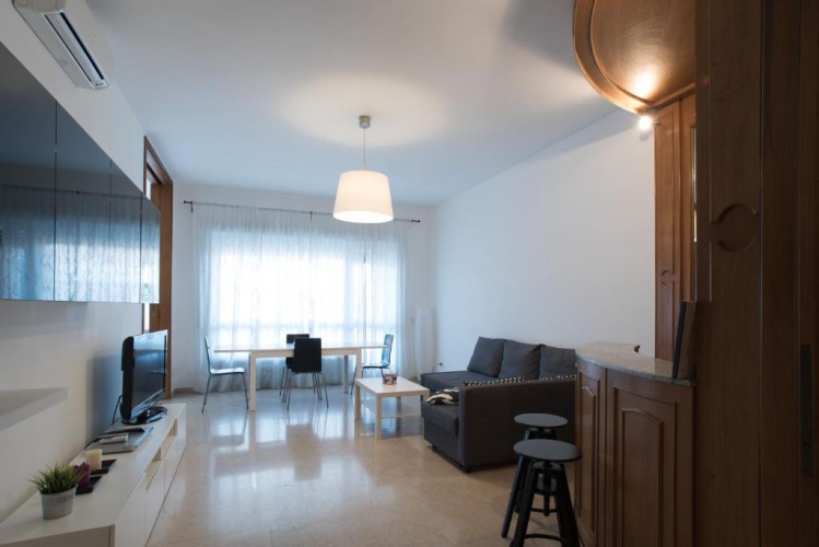 4 Bedrooms Apartment