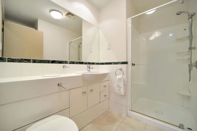 QV Modern Apartment with carpark - 674