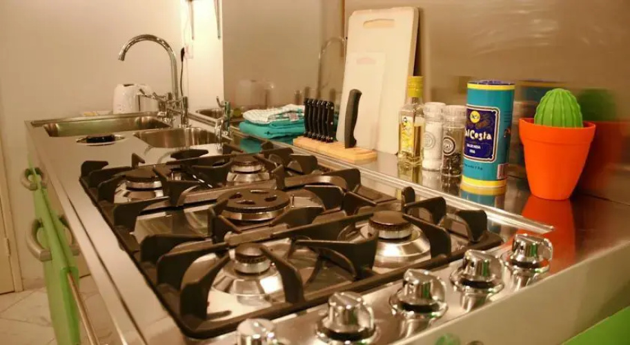 Bed & Kitchen