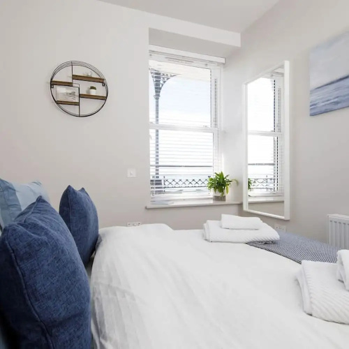 Panoramic sea Views in Beachfront apt w Balcony