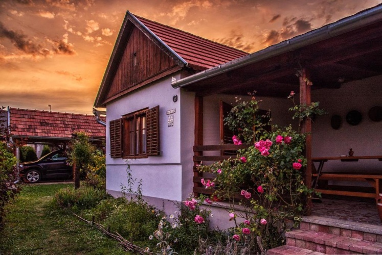 2 Bedrooms Cottage