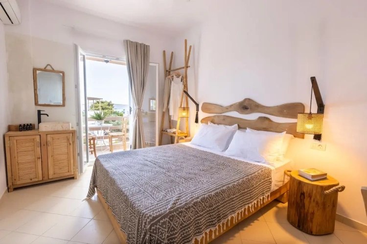 1 Bedroom Standard Double room with partial sea view