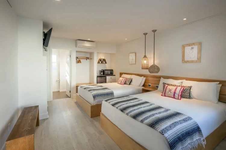 Standard Quadruple room with view