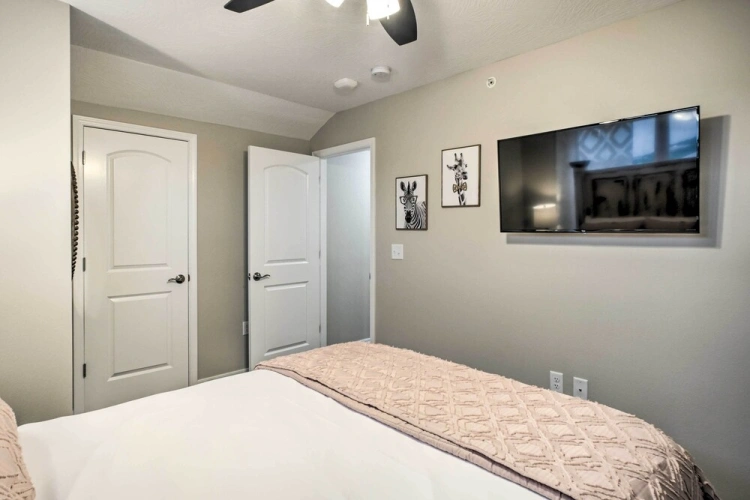 4 Bedrooms Apartment