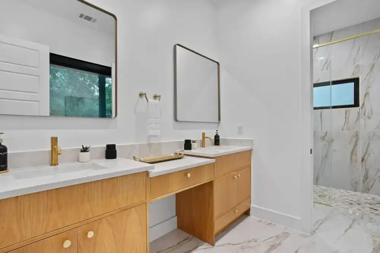 South Lamar Luxe Creekside Hot Tub