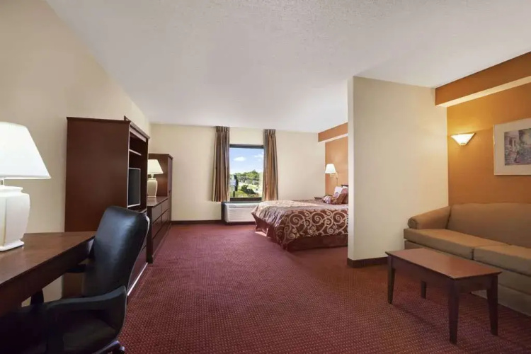 Days Inn & Suites Cedar Rapids