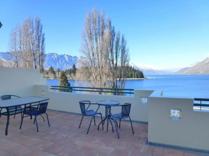2 Bedrooms Penthouse Apartment with balcony and with view