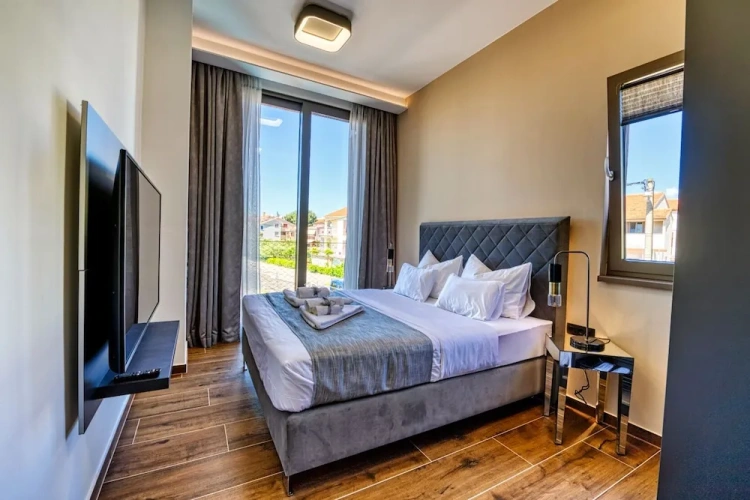 1 Bedroom Royal Apartment with garden view