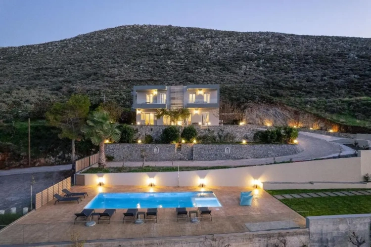 5 Bedrooms Villa