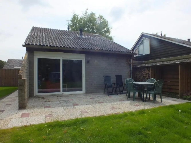 2 Bedrooms Bungalow