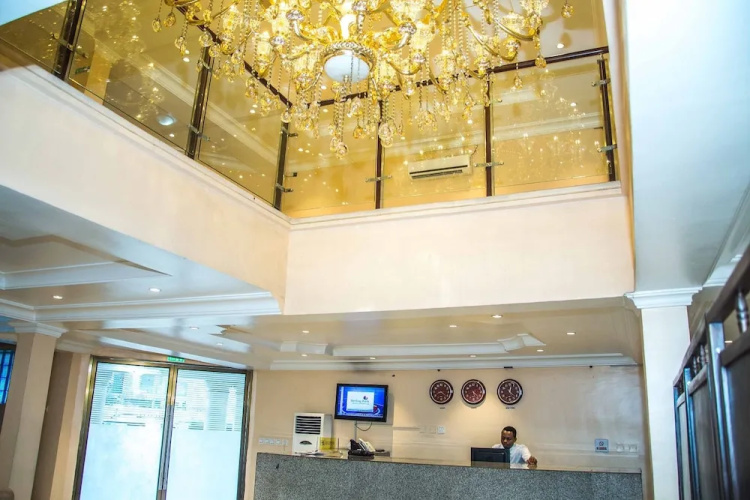 Royal Crest Hotel & Suites