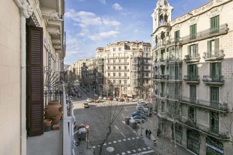 Spacious and luminous flat with balcony