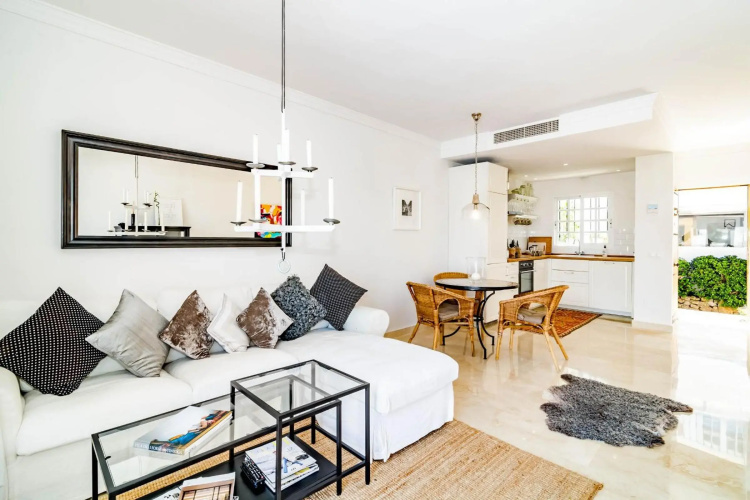 AP165 - Contemporary Scandinavian Style Apartment