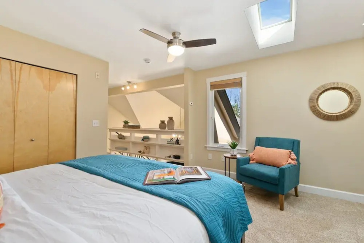 Royal Perch - Loft With King Suite + Vaulted Ceilings