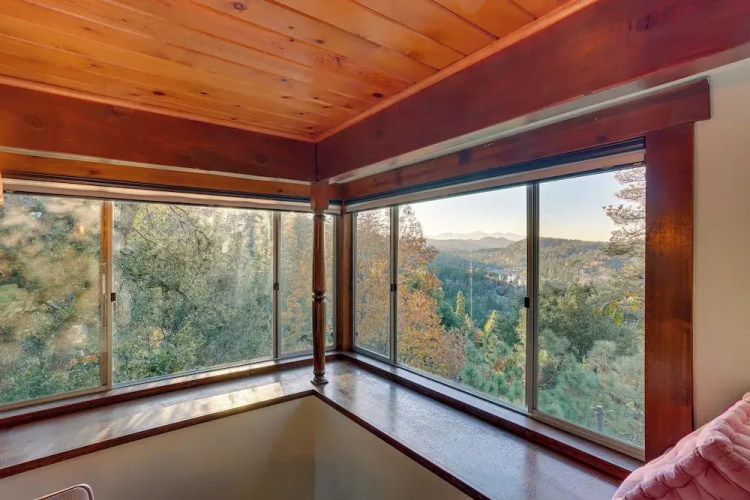 Crestline Cabin: Mountain Views & Fire Pit!