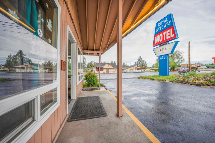 Royal Gateway Motel By OYO